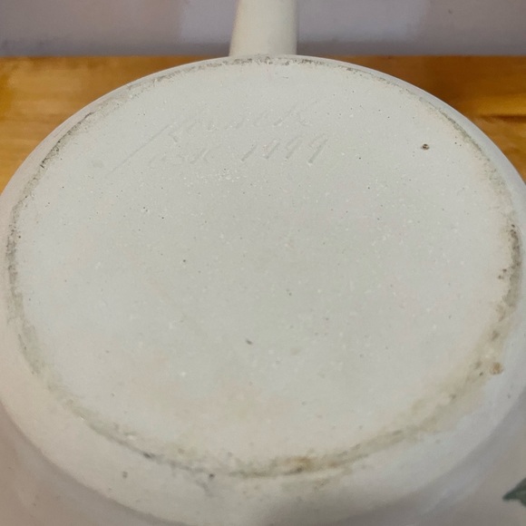 Handmade Strawberries Pottery bowl with handle and pour spout - Picture 9 of 9